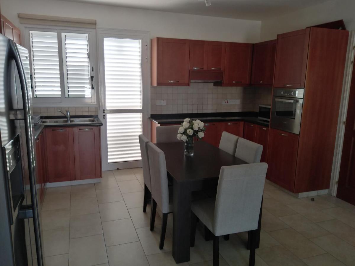 Kato Paphos Suites Eksteriør billede