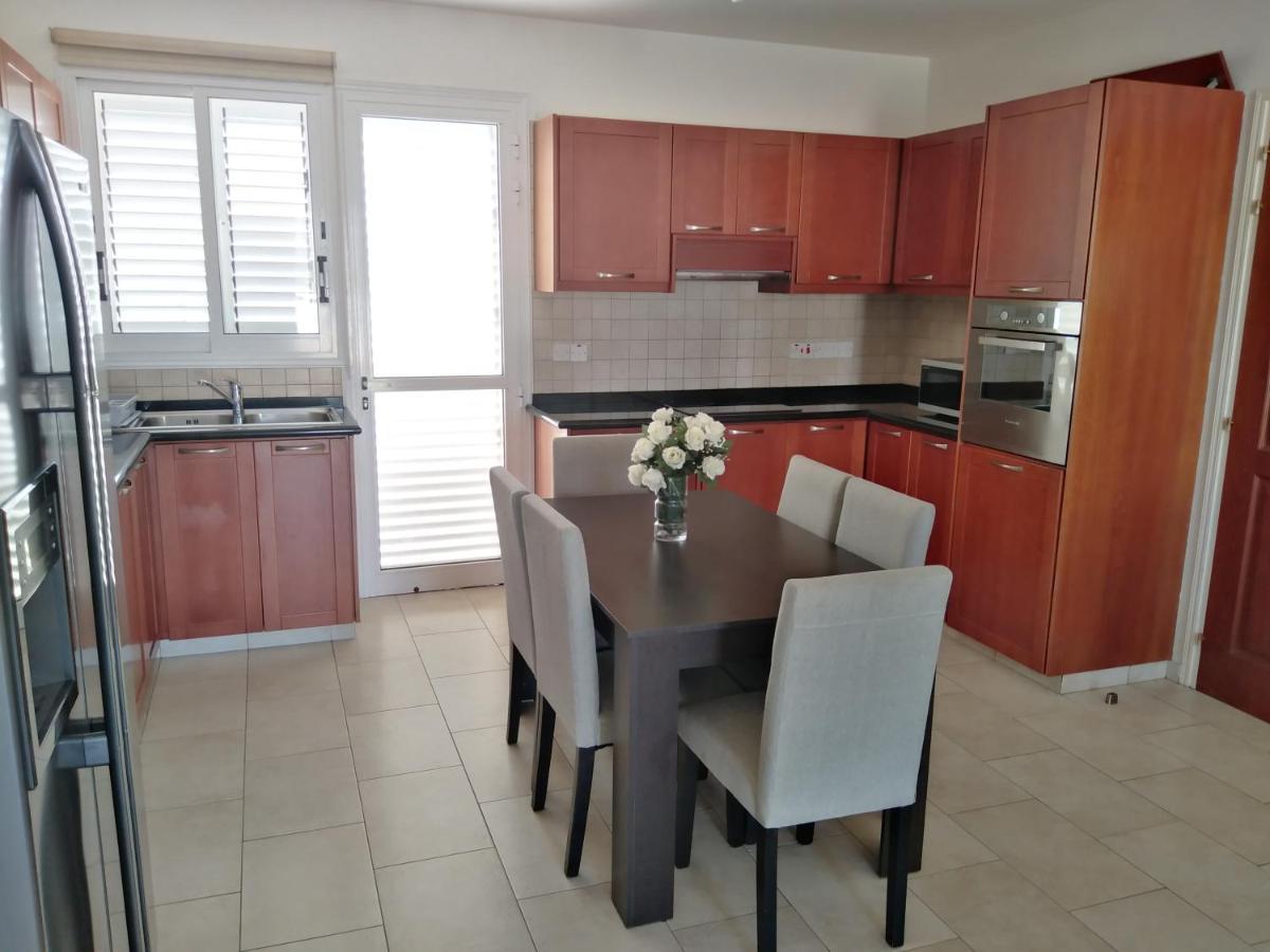 Kato Paphos Suites Eksteriør billede