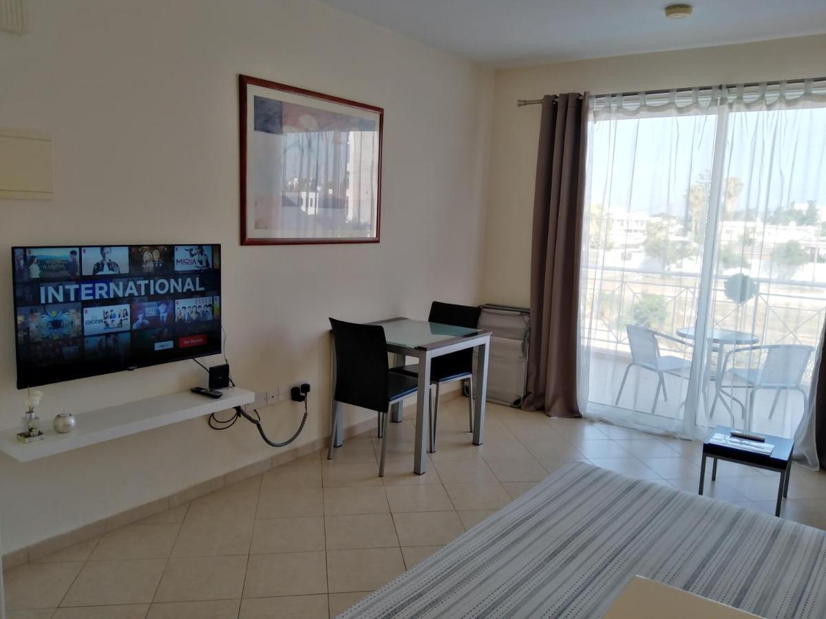 Kato Paphos Suites Eksteriør billede