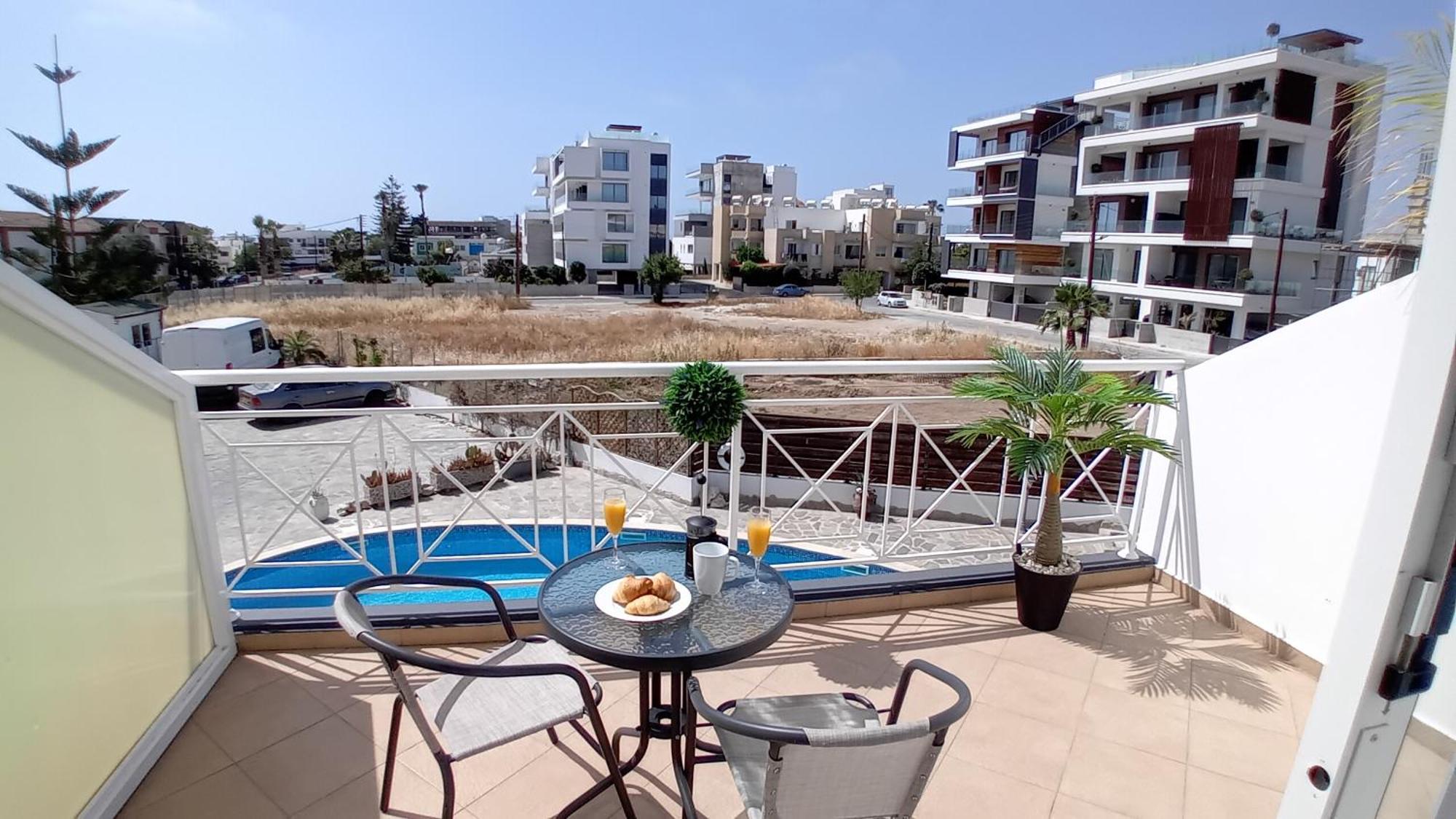 Kato Paphos Suites Eksteriør billede